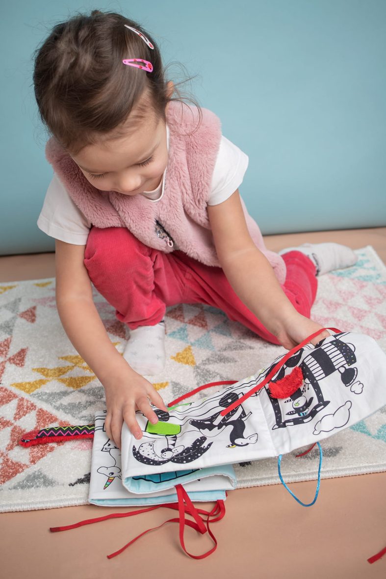 Carticica Senzoriala Educativa Moms Care – Cho Cho Train www.tinytotsbebe.ro cluj (4)