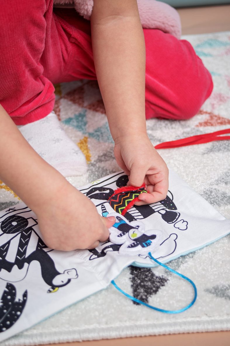 Carticica Senzoriala Educativa Moms Care – Cho Cho Train www.tinytotsbebe.ro cluj (5)