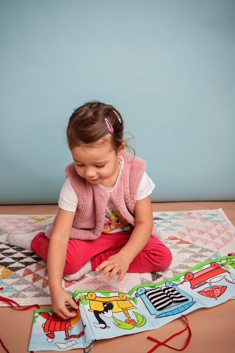 Carticica Senzoriala Educativa Moms Care – Cho Cho Train www.tinytotsbebe.ro cluj (6)