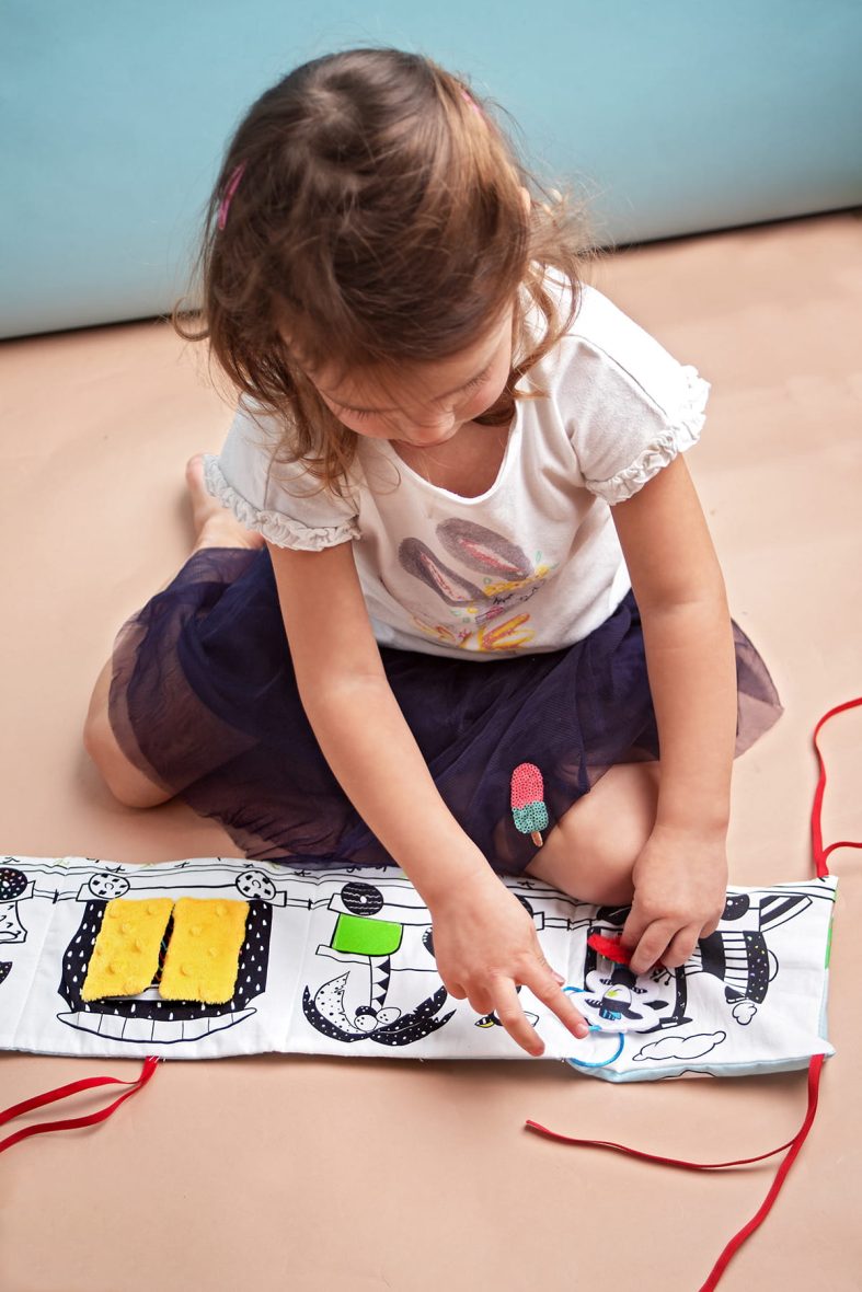 Carticica Senzoriala Educativa Moms Care – Cho Cho Train www.tinytotsbebe.ro cluj (7)